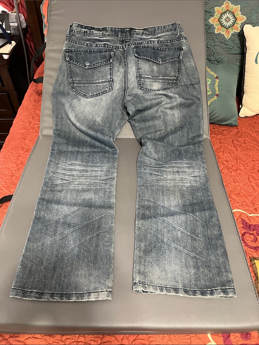 Apt.9 men’s jeans 34Wx30L
Back pockets have working snaps on flaps - Picture 2 of 4